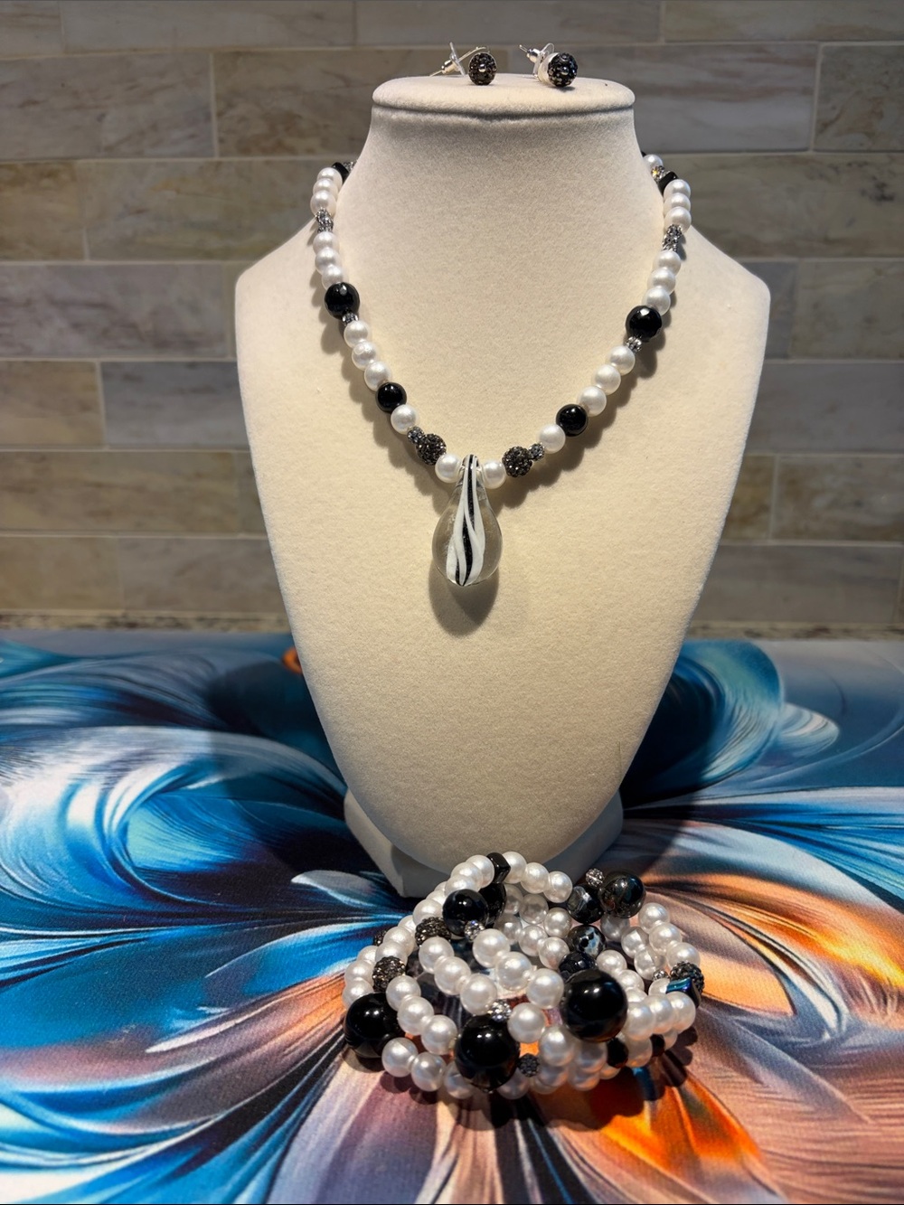 Black & White Pearl Bead Necklace with Teardrop Pendant